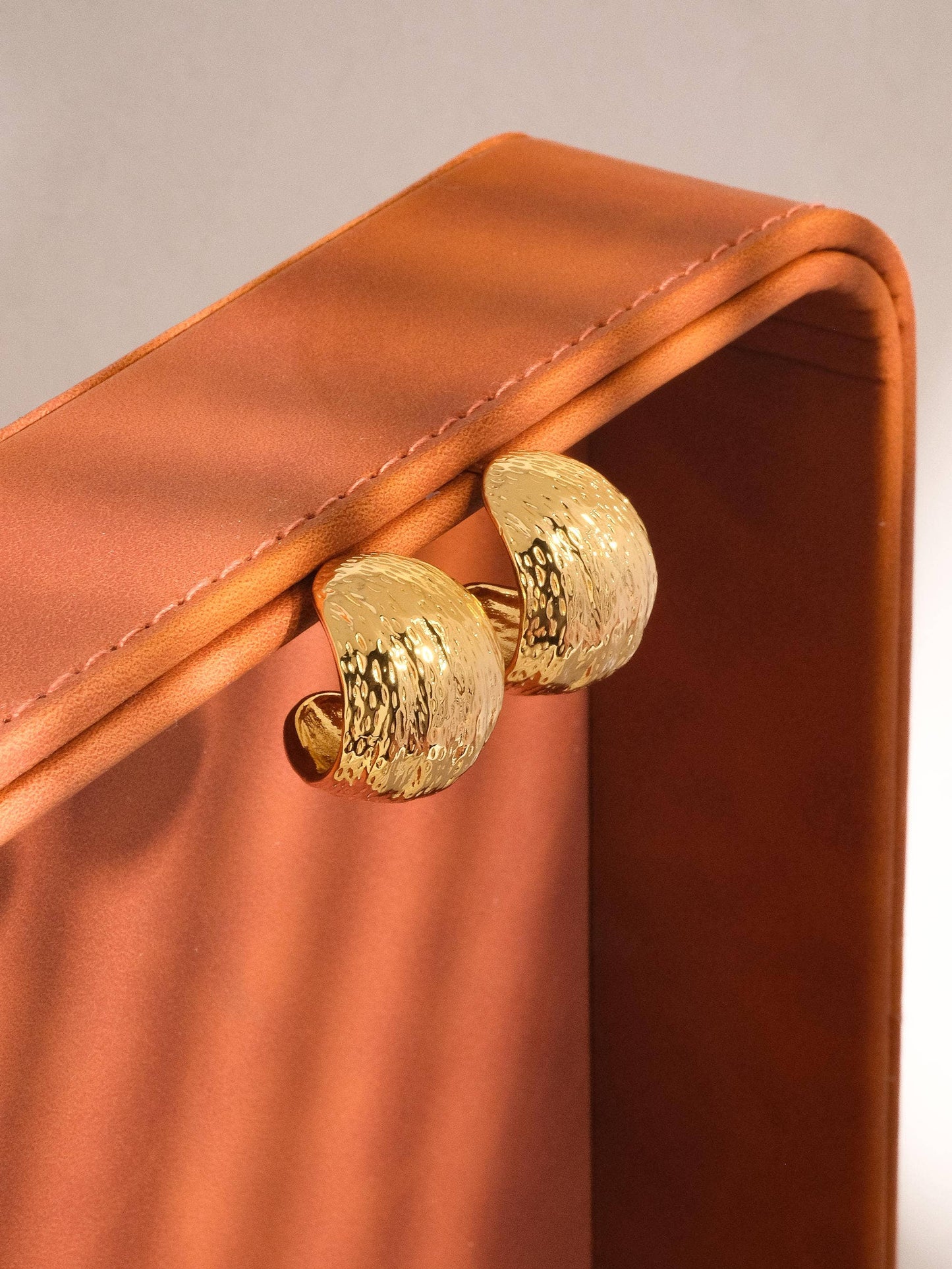 Zélie 18K Gold Textured Huggie Earring