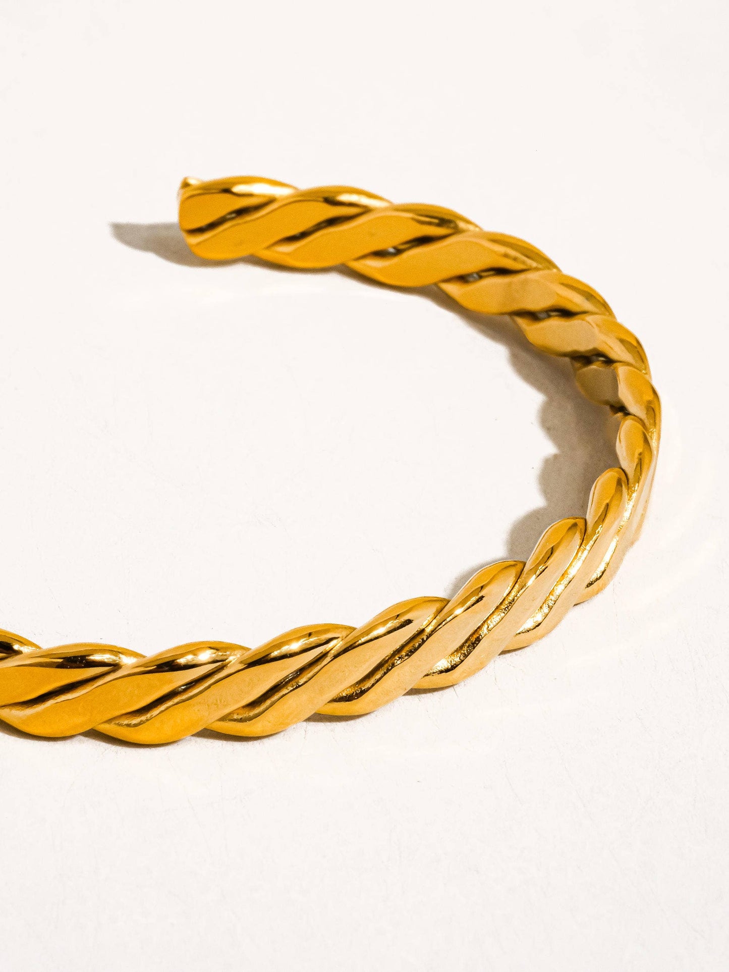 Bénir 18K Gold Non-Tarnish Braided Bangle